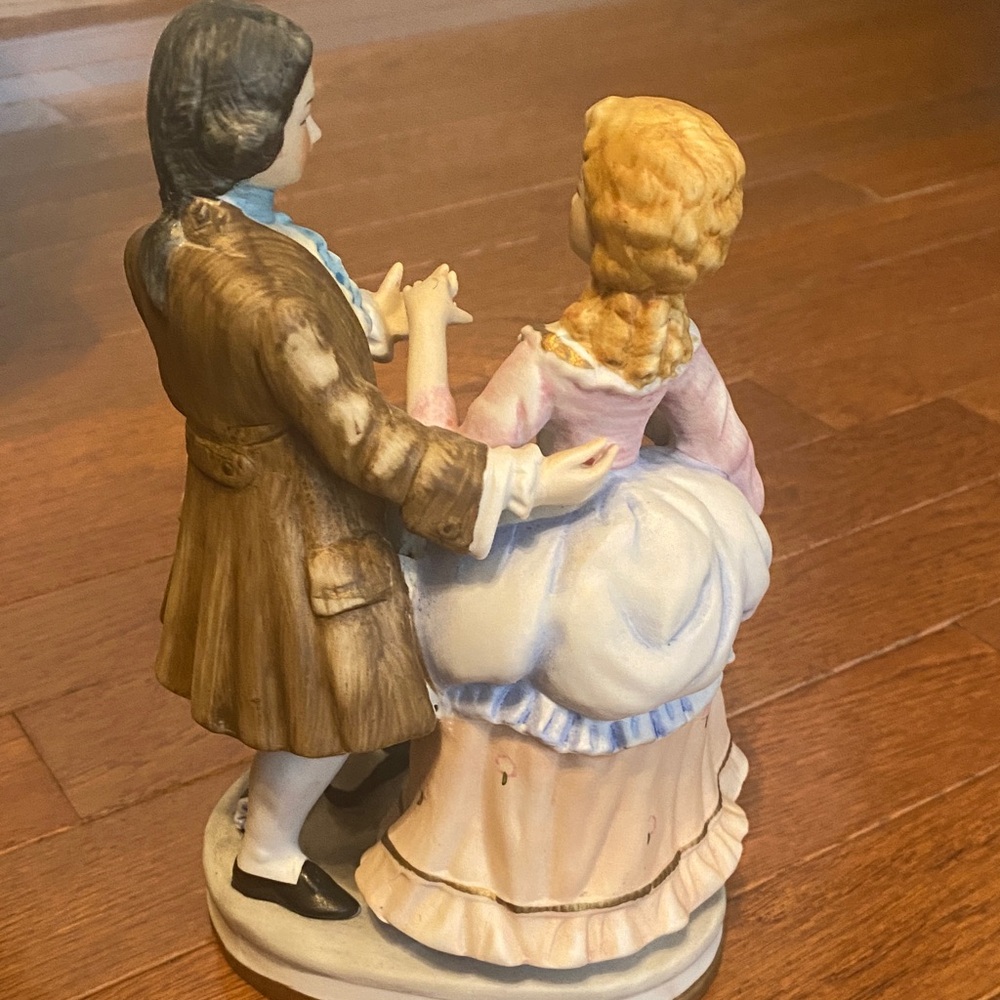 Elegant Porcelain Figurine Couple - Picture 2 of 4